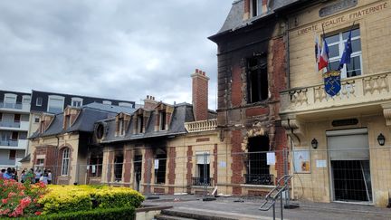 La mairie de Persan (Val-d'Oise), photographiée le 1er juillet 2023 après avoir été incendiée lors des émeutes qui ont suivi la mort de Nahel. (CHRISTINE BERTRAND NIELSEN / AFP)