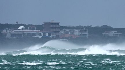 De fortes vagues déclenchées par le typhon Mawar sont observées dans la ville d'Ishigaki, préfecture d'Okinawa (Japon), le 31 mai 2023. (DAISUKE URAKAMI / YOMIURI / AFP)