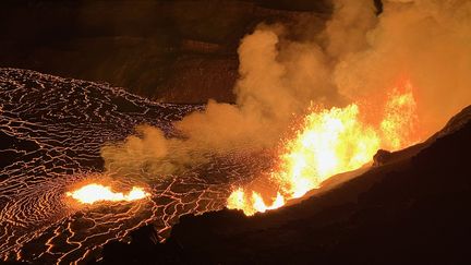 L'éruption du volcan Kilauea, à Hawaï, aux Etats-Unis, le 23 décembre 2024. (N. DELIGNE/USGS / ANADOLU / AFP)