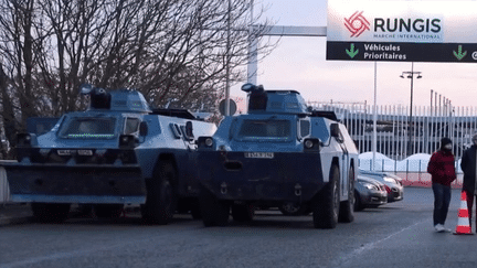 Colère des agriculteurs : des blindés de la gendarmerie déployés devant le marché de Rungis (France 2)