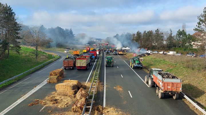 Une vue générale du blocage organisé par les agriculteurs sur un échangeur autoroutier au sud d'Agen (Lot-et-Garonne), le 23 janvier 2024. (FABIEN MAGNENOU / FRANCEINFO)