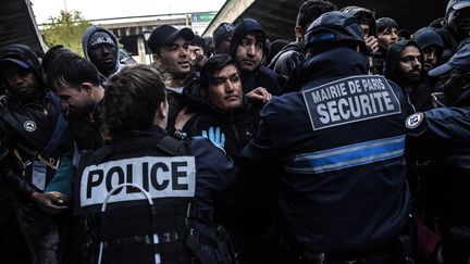 Des policiers évacuent un camp de migrants situé porte de la Chapelle, le 4 avril 2019, à Paris. (CHRISTOPHE ARCHAMBAULT / AFP)