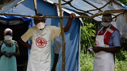 Des soignants font face au virus Ebola à Mpondwe, en Ouganda, le 14 juin 2019. (ISAAC KASAMANI / AFP)