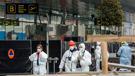 &nbsp; (Les travaux d'investigation liés à l'enquête judiciaire dans le terminal de l'aéroport sont achevés mais il ne sera pas prêt à accueillir les passagers avant mardi prochain © REUTERS/Geert Vanden Wijngaert)