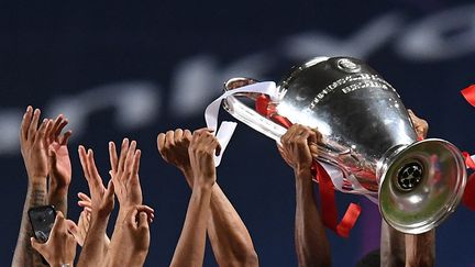 Les joueurs du Bayern Munich célèbrent leur victoire, après avoir remporté la finale de la Ligue des champions face au Paris Saint-Germain, à Lisbonne, le 23 août 2020. (DAVID RAMOS / POOL)