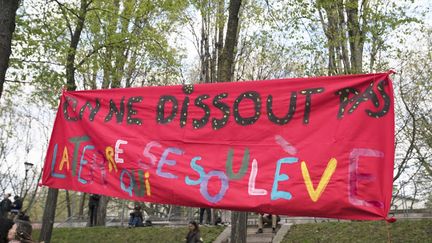 Une banderole de soutien aux Soulèvements de la Terre, le 19 avril 2023 à Paris. (FIORA GARENZI / HANS LUCAS / AFP)