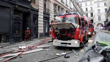 Des pompiers en intervention à l'angle des rues de Trévise et Sainte-Cécile, le 12 janvier 2019 (THOMAS SAMSON / AFP)