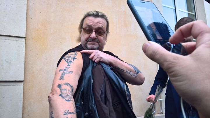 Yves B. est un inconditionnel de Johnny Hallyday. Ce fan est venu rendre hommage au chanteur, jeudi 6 décembre 2017, à Marnes-la-Coquette (Hauts-de-Seine). (F. MAGNENOU / FRANCEINFO)