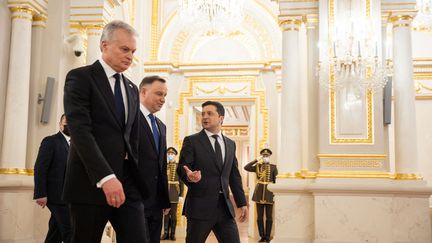 Le président lituanien&nbsp;Gitanas Nauseda&nbsp;(à gauche), rencontre son homologue polonais&nbsp; (au centre)&nbsp;Andrzej Duda et ukrainien&nbsp;Volodymyr Zelensky (à droite), mercredi 23 février 2022 à Kiev (Ukraine) (HANDOUT / UKRAINE PRESIDENCY)