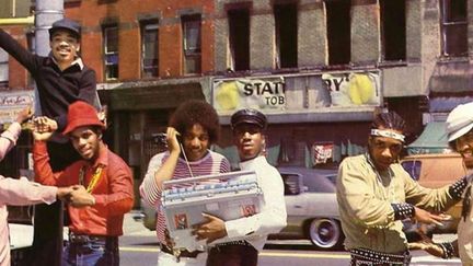 Grandmaster Flash and the Furious Five  sur la pochette de &quot;The Message&quot;.
 (Sugar Hill)