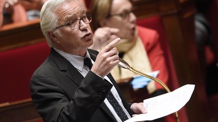 Le ministre du Travail, Fran&ccedil;ois Rebsamen, au cours de la session de questions au gouvernement, &agrave; l'Assembl&eacute;e nationale, le 12 mai 2015. (ERIC FEFERBERG / AFP)