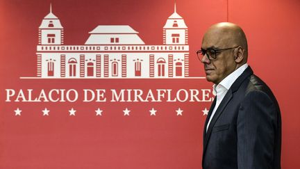 Le ministre de la Communication vénézuélien Jorge Rodriguez lors d'une conférence de presse, le 17 octobre 2018 à Caracas (Venezuela). (RONALDO SCHEMIDT / AFP)