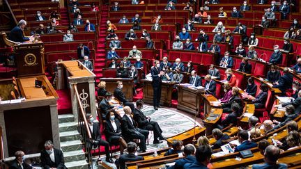 Les députés siègent à l'Assemblée nationale, à Paris le 25 janvier 2022. (XOSE BOUZAS / HANS LUCAS / AFP)