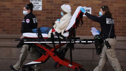 Une patiente atteinte de Covid-19, le 12 avril 2020 à New York (Etats-Unis). (SPENCER PLATT / GETTY IMAGES NORTH AMERICA / AFP)