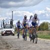 Les coureurs de la formation TotalEnergies ont effectué une reconnaissance des secteurs pavés de Paris-Roubaix, jeudi 14 avril. (Hortense Leblanc)