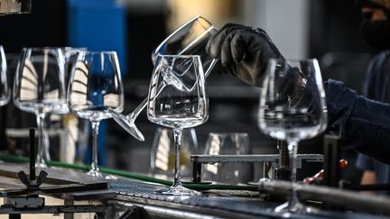 Chaîne de production de l'usine de la société Arc International, spécialisée dans la conception et la fabrication de verrerie de table, à Arques, le 13 septembre 2022. (DENIS CHARLET / AFP)