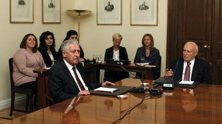 R&eacute;union politique entre le pr&eacute;sident grec&nbsp;Carolos Papoulias (dr.) et&nbsp;Fotis Kouvelis, du parti de gauche Dimar, &agrave; Ath&egrave;nes (Gr&egrave;ce), le 13 mai 2012. (KOSTAS TSIRONIS / AFP)