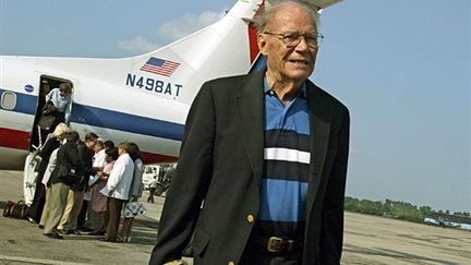 Robert McNamara, arrivant à Cuba, le 10 octobre 2002 (© AFP/Adalberto Roque)