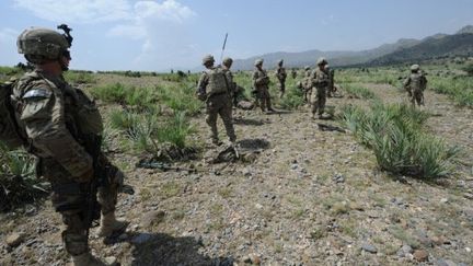 Des soldats américains patrouillent dans les montagnes de l'est de l'Afghanistan, le 24 juin 2011. (TED ALJIBE / AFP)