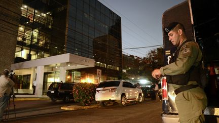 Un policier devant le cabinet d'avocats&nbsp;Mossack Fonseca, le 12 avril 2016 à Panama City. (ED GRIMALDO / AFP)