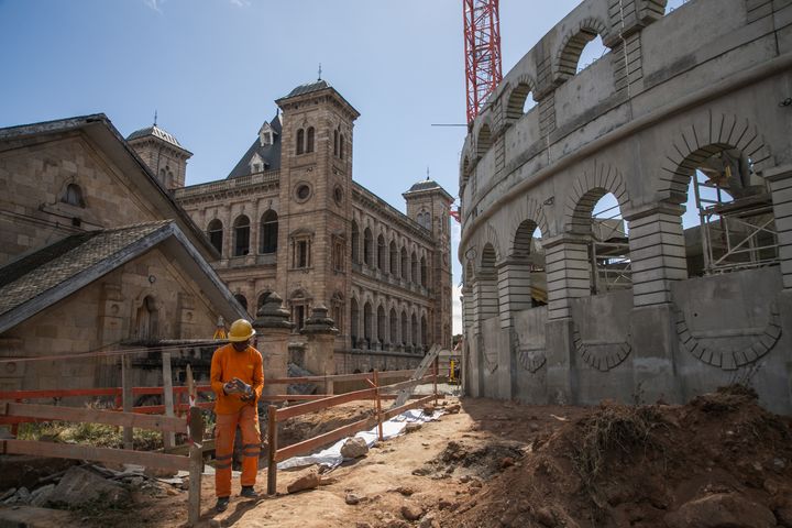 Le "Colisée" (à droite) qui jouxte le Palais de la reine (à gauche) en mai 2020. (RIJASOLO / AFP)