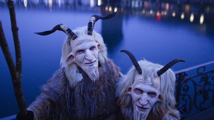 Deux participants au carnaval de Lucerne (Suisse), le 16 f&eacute;vrier 2012. (MICHAEL BUHOLZER / REUTERS)