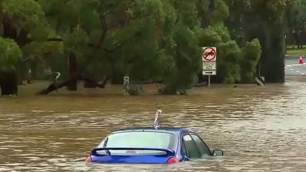 En Australie, des quartiers entiers de Sydney sont noyés sous des pluies torrentielles, dimanche 3 juillet. (FRANCE 2)