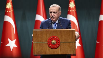 Le président turc, Recep Tayyip Erdogan, lors d'une conférence de presse à Ankara, le 19 août 2021. (EMIN SANSAR / ANADOLU AGENCY / AFP)