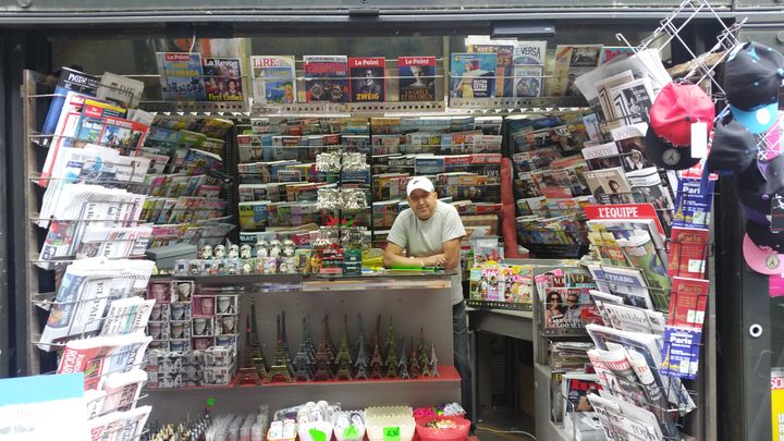 Mondher est kiosquier dans le quartier latin, à Paris. Photo prise le 11 juillet 2016. (LOUIS SAN / FRANCETV INFO)