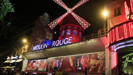 Les quatre ailes rouges ont été illuminées, vendredi, même si elles n'ont pas pu tourner, faute d'avoir fini les opérations mécaniques à temps pour l'inauguration. (QUENTIN DE GROEVE / HANS LUCAS / AFP)