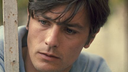 Avec un filet de rides au front, et une stature d'acteur star, il gagne encore en intensité, en épaisseur. Il n'y a plus seulement le physique pur, il y a le vécu. Il n'est plus seulement beau, il est unique. (Alain Delon sur le tournage de "Diaboliquement vôtre" de Julien Duvivier, 1967. MICHAEL HOLTZ / AFP)