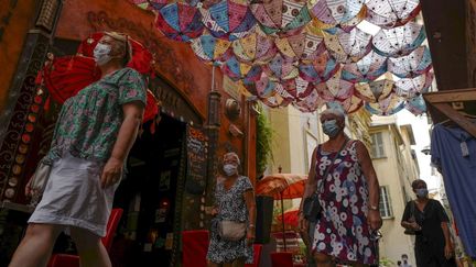 Dans une rue de Nice, le 3 août 2020. (VALERY HACHE / AFP)