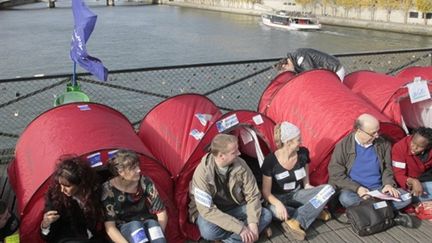 Installation de 231 tentes pour des SDF, sur le pont des Arts au coeur de Paris le 05 novembre 2010 (AFP/JACQUES DEMARTHON)