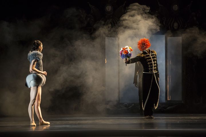 Casse-Noisette, chorégraphie de Jeroen Verbruggen, costumes de Livia Stoianova et Yassen Samouilov / On aura tout vu. Grand Théâtre de Genève, 2015.
 (GTG/photo: Gregory Batardon)