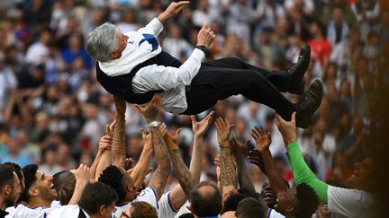 Carlo Ancelotti célébré par ses joueurs après la victoire du Real Madrid contre l'Espanyol Barcelone (4-0), samedi 30 avril 2022. (GABRIEL BOUYS / AFP)