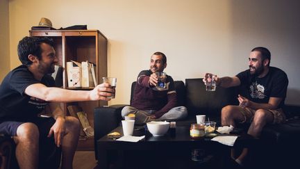 Des Français réunis dans un appartement de Bordeaux (Gironde), le 11 mai 2020. (LAURENT PERPIGNA IBAN / HANS LUCAS /  AFP)