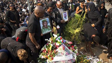 De nombreux Burundais sont allés rendre un dernier hommage au général Adolphe Nshimirimana tué dans une attaque à la roquette contre sa voiture, le 2 août 2015 à Bujumbura. (Photo AFP/Griff Tapper)