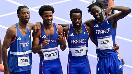 Les sprinteurs français du 4x100 m après leur qualification en finale olympique, le 8 août 2024 au Stade de France. (MARTIN  BERNETTI / AFP)