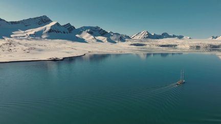 Troisième volet du feuilleton du week-end à Svalbard (Norvège), l’accent est mis sur l’océan Arctique et sur la plongée dans ses profondeurs. Une famille française s’y est aventurée pour y découvrir un écosystème sous-marin.&nbsp;&nbsp; (France 2)