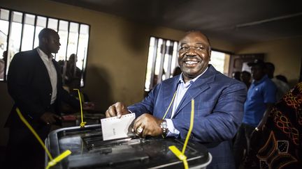Le vote d'Ali Bongo Ondimba, au moment de l'élection présidentielle, le 27 août 2016.&nbsp; (MARCO LONGARI / AFP)