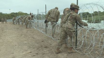 A la frontière entre les Etats-Unis et le Mexique, la ville de Laredo a été du jour au lendemain encerclée par les barbelés. Elle compte parmi les zones frontalière renforcée par l'armée afin de lutter contre l'immigration clandestine.&nbsp; (FRANCE24)