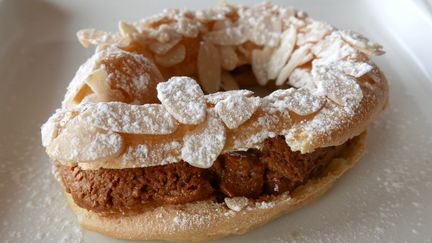 Un Paris-Brest, relevé pour l'occasion par une compotée d'agrumes et concocté par la chef pâtissière&nbsp;Christelle Brua, sera servi au déjeuner de la COP21 le 30 novembre 2015.&nbsp; (BERNARD VAN BERG / EYEEM / GETTY IMAGES)