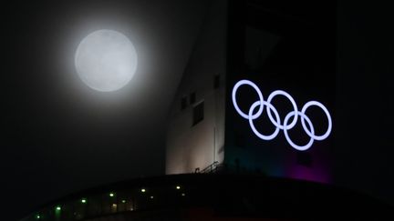 La pleine lune au-dessus du complexe de saut à ski (YONHAP / YONHAP)