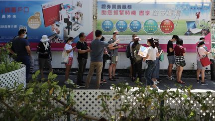 Des électeurs font la queue à l'occasion des primaires à Hong Kong, le 11 juillet 2020. (MAY JAMES / AFP)