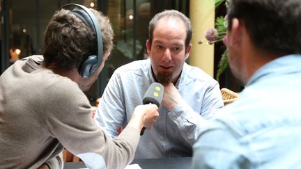 Nicolas Teillard de franceinfo avec un jeune entrepreneur de Rouen&nbsp; (Yann Schreiber / Radio France)