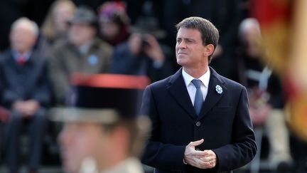 Manuel Valls au pied de l'Arc de triomphe à Paris, le 11 novembre 2016. (THIBAULT CAMUS / AFP)