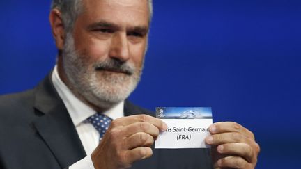 L'ancien joueur&nbsp;Andoni Zubizarreta tire le nom du Paris Saint-Germain, lors du tirage au sort des poules de la Ligue des champions, jeudi 27 ao&ucirc;t 2015. (VALERY HACHE / AFP)