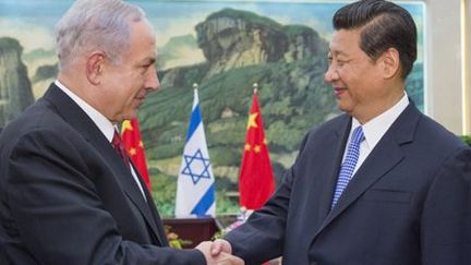 Le Premier ministre israélien, Benjamin Netanyahu, et le président chinois, Xi Jinping, à Pékin le 9 mai 2013   (AFP - LI XUEREN / XINHUA)