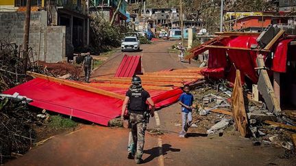 A Mayotte, les habitants partent à pied à la recherche d'eau et de nourriture après le passage du cyclone Chido, le 15 décembre 2024. (HANDOUT / GENDARMERIE NATIONALE / AFP)