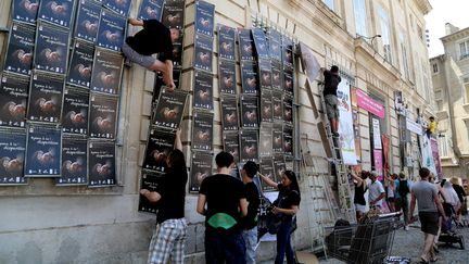 D&eacute;but de l'affichage des compagnies du Festival OFF, place du Palais des Papes et rue de la R&eacute;publique &agrave; Avignon, le 2 juillet&nbsp;2014 (  MAXPPP)